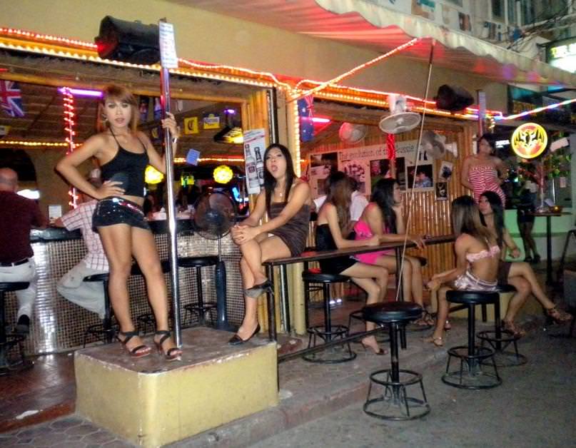 Хрупкая тайская проститутка возбудила туриста из Европы 